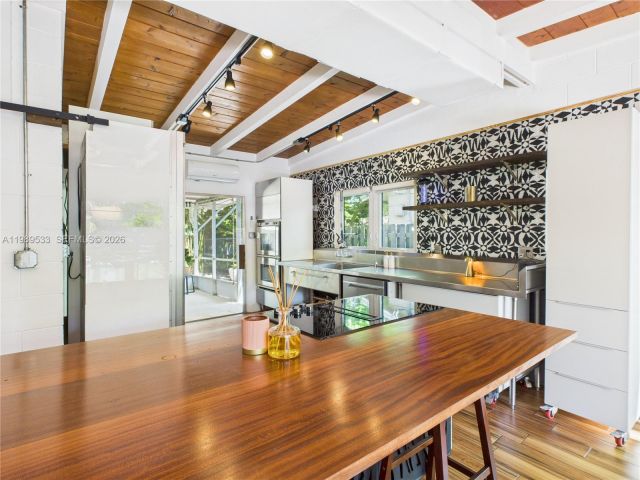 Дом в аренду по адресу 1632 SW 28th Ave 0 - фото 7526761