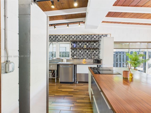 Дом в аренду по адресу 1632 SW 28th Ave 0 - фото 7526762