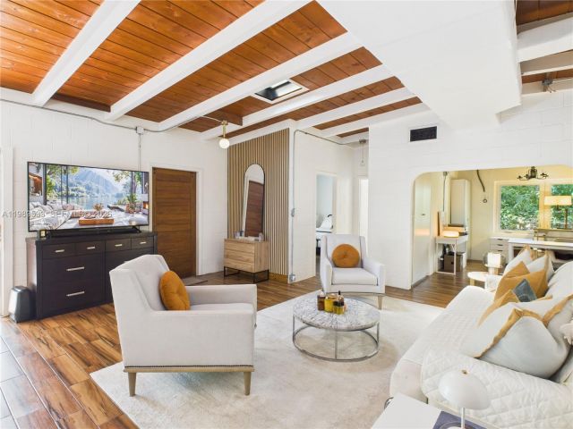 Дом в аренду по адресу 1632 SW 28th Ave 0 - фото 7526764