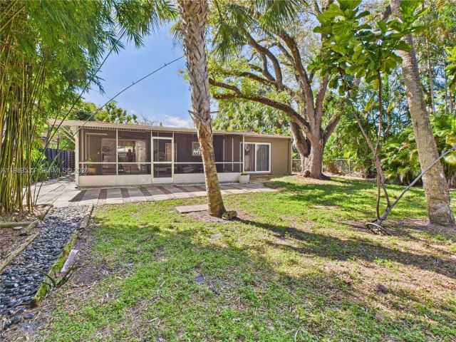 Дом в аренду по адресу 1632 SW 28th Ave 0 - фото 7526765