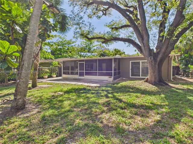 Дом в аренду по адресу 1632 SW 28th Ave 0 - фото 7526766