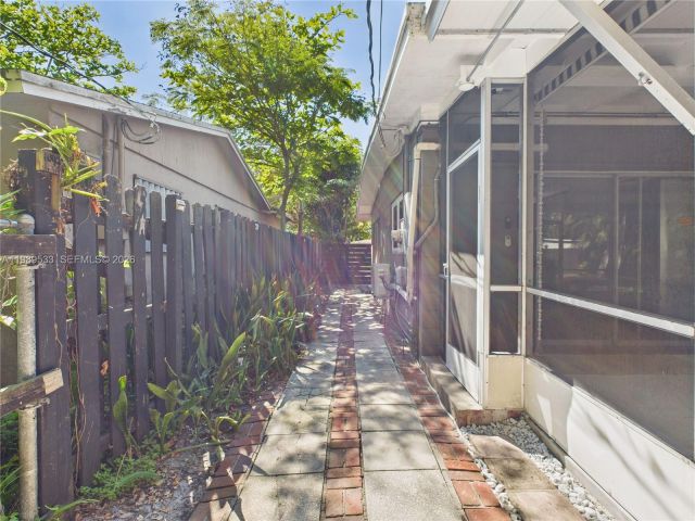 Дом в аренду по адресу 1632 SW 28th Ave 0 - фото 7526770