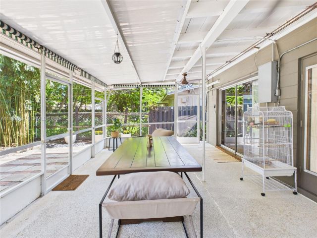 Дом в аренду по адресу 1632 SW 28th Ave 0 - фото 7526771