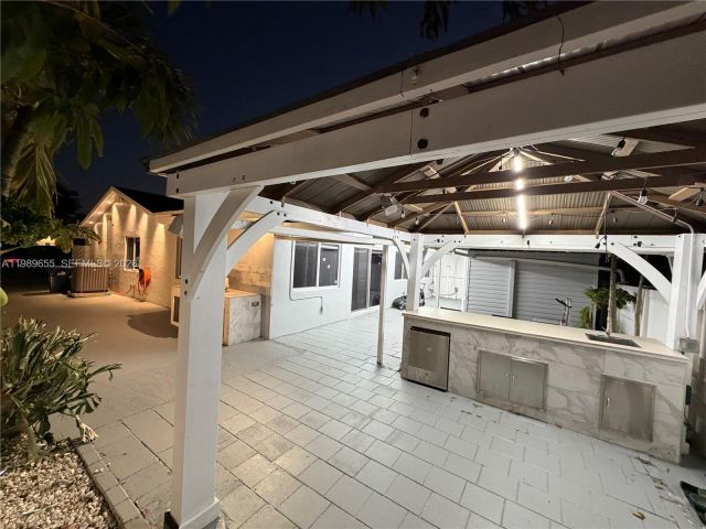 Продажа дома по адресу 5211 NW 196th Ter - фото 7527729