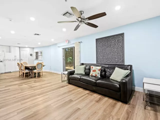 Продажа дома по адресу 1633 NW 4th St - фото 7527629