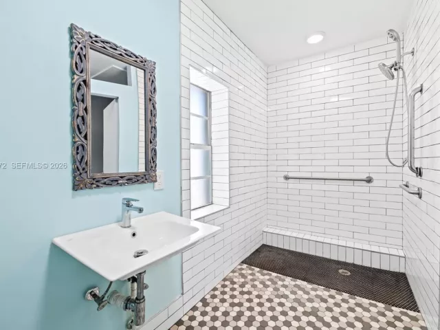 Продажа дома по адресу 1633 NW 4th St - фото 7527615