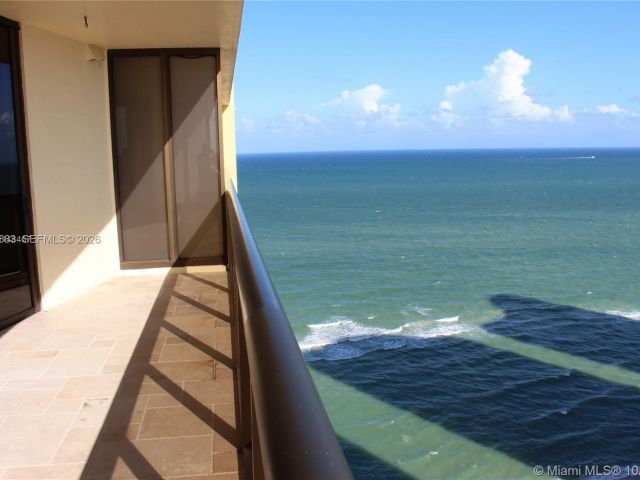 Дом в аренду по адресу 16275 COLLINS AV 2303 - фото 7527766