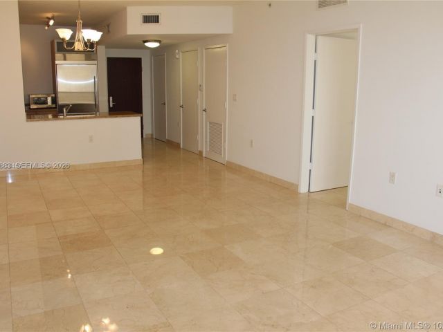 Дом в аренду по адресу 16275 COLLINS AV 2303 - фото 7527771