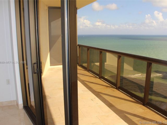 Дом в аренду по адресу 16275 COLLINS AV 2303 - фото 7527772