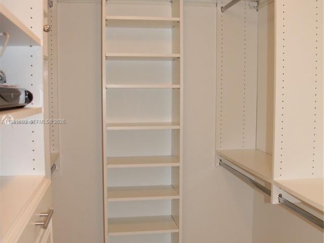 Дом в аренду по адресу 16275 COLLINS AV 2303 - фото 7527776