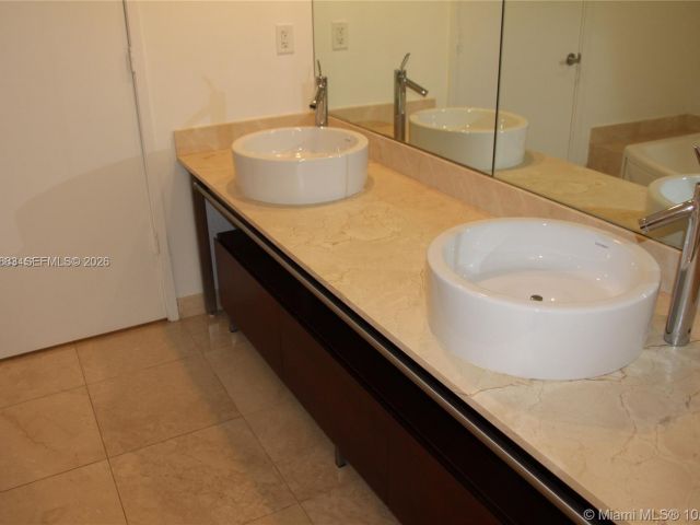 Дом в аренду по адресу 16275 COLLINS AV 2303 - фото 7527778