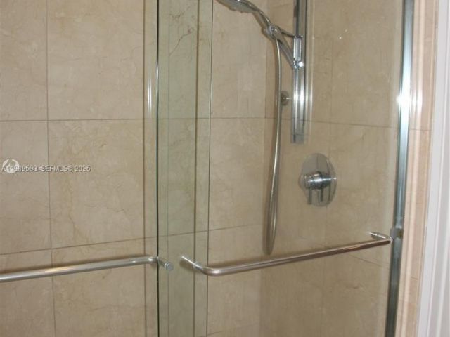 Дом в аренду по адресу 16275 COLLINS AV 2303 - фото 7527780