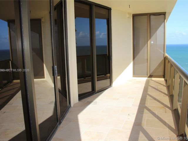 Дом в аренду по адресу 16275 COLLINS AV 2303 - фото 7527783