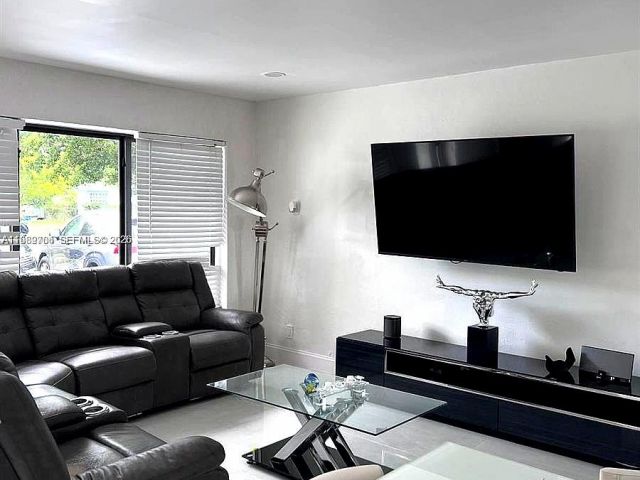 Продажа дома по адресу 1161 NW 15th St - фото 7529177