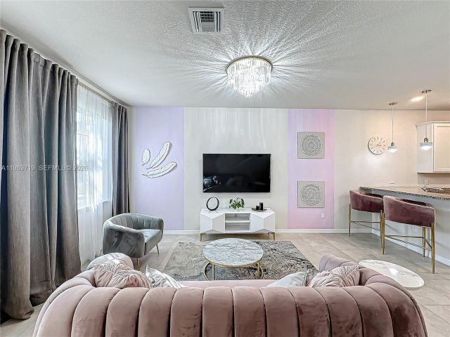 Дом в аренду по адресу 1240 Eucalyptus Dr 4 - фото 7528691