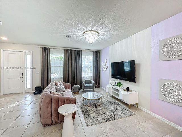 Дом в аренду по адресу 1240 Eucalyptus Dr 4 - фото 7528693