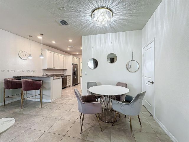 Дом в аренду по адресу 1240 Eucalyptus Dr 4 - фото 7528695