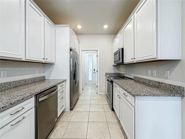 Дом в аренду по адресу 1240 Eucalyptus Dr 4 - фото 7528696