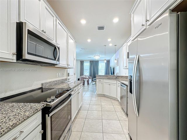 Дом в аренду по адресу 1240 Eucalyptus Dr 4 - фото 7528697