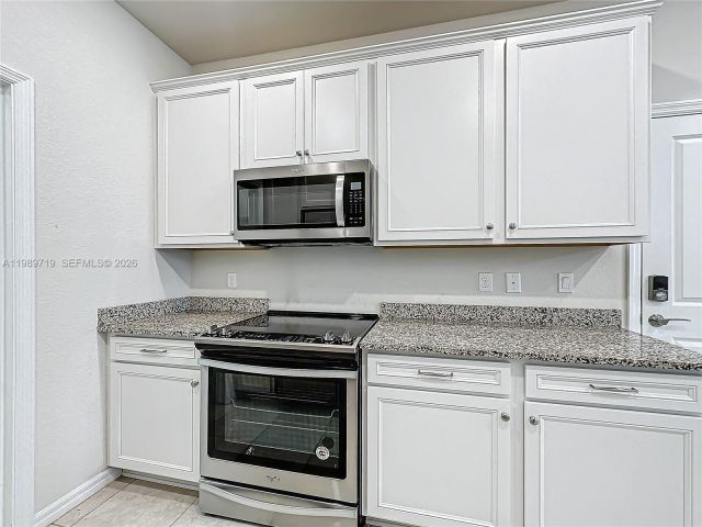 Дом в аренду по адресу 1240 Eucalyptus Dr 4 - фото 7528699