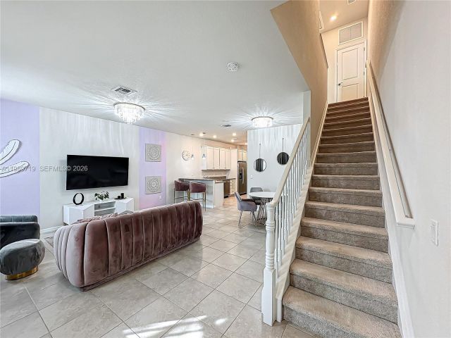 Дом в аренду по адресу 1240 Eucalyptus Dr 4 - фото 7528700