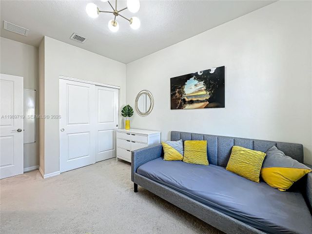 Дом в аренду по адресу 1240 Eucalyptus Dr 4 - фото 7528701