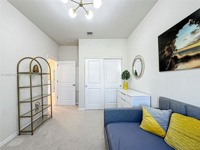 Дом в аренду по адресу 1240 Eucalyptus Dr 4 - фото 7528702