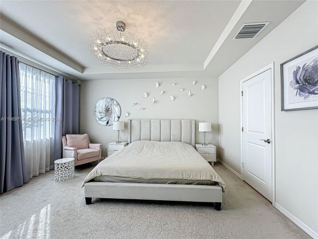 Дом в аренду по адресу 1240 Eucalyptus Dr 4 - фото 7528704