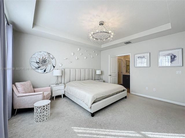 Дом в аренду по адресу 1240 Eucalyptus Dr 4 - фото 7528705