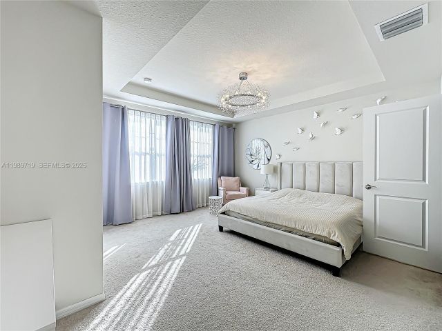 Дом в аренду по адресу 1240 Eucalyptus Dr 4 - фото 7528706