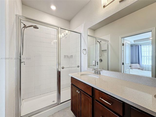 Дом в аренду по адресу 1240 Eucalyptus Dr 4 - фото 7528708