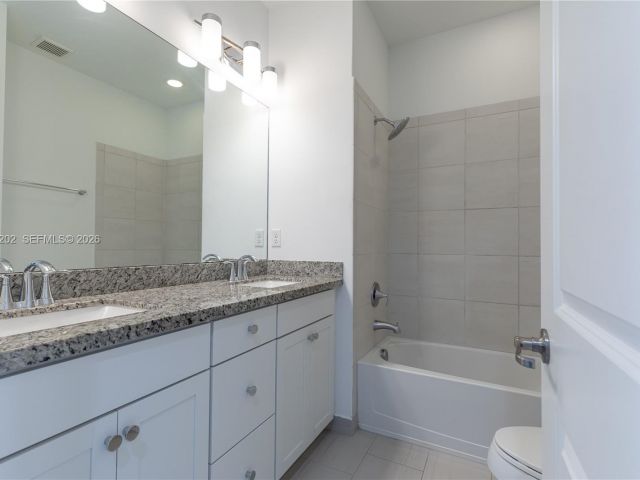 Дом в аренду по адресу 11524 SW 16th St - фото 7528809