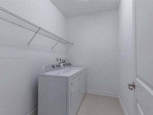 Дом в аренду по адресу 11524 SW 16th St - фото 7528810