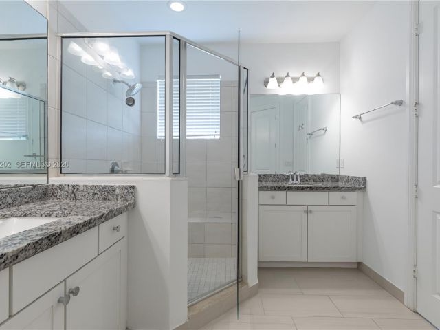 Дом в аренду по адресу 11524 SW 16th St - фото 7528811