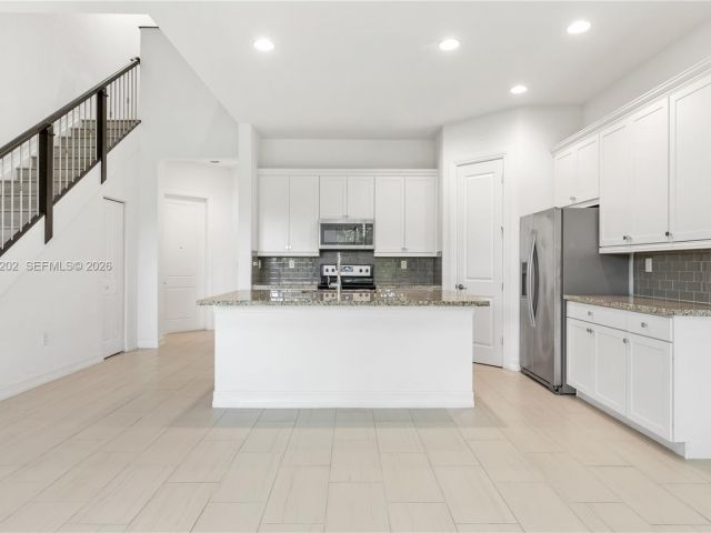 Дом в аренду по адресу 11524 SW 16th St - фото 7528814