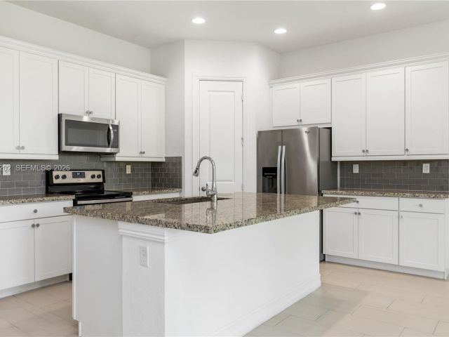 Дом в аренду по адресу 11524 SW 16th St - фото 7528815