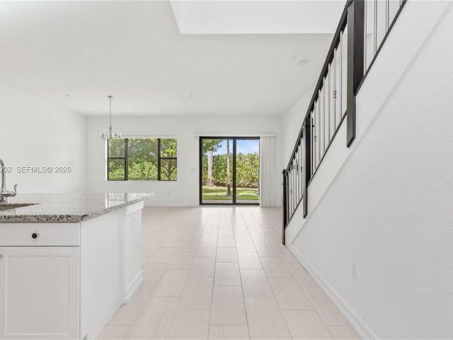 Дом в аренду по адресу 11524 SW 16th St - фото 7528817