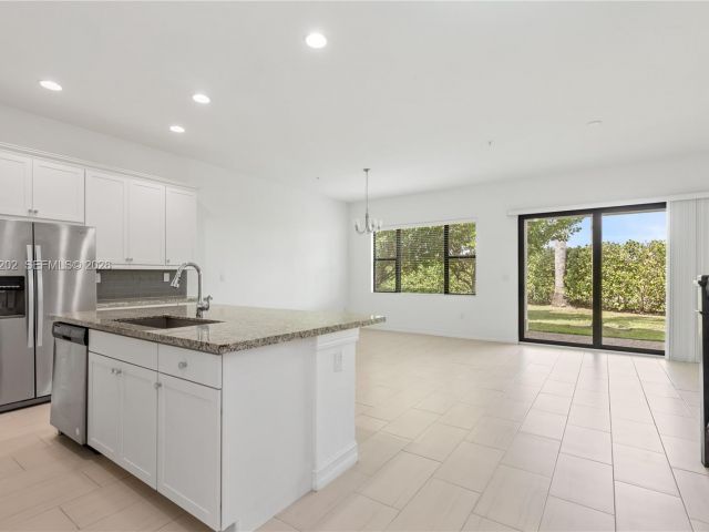 Дом в аренду по адресу 11524 SW 16th St - фото 7528818