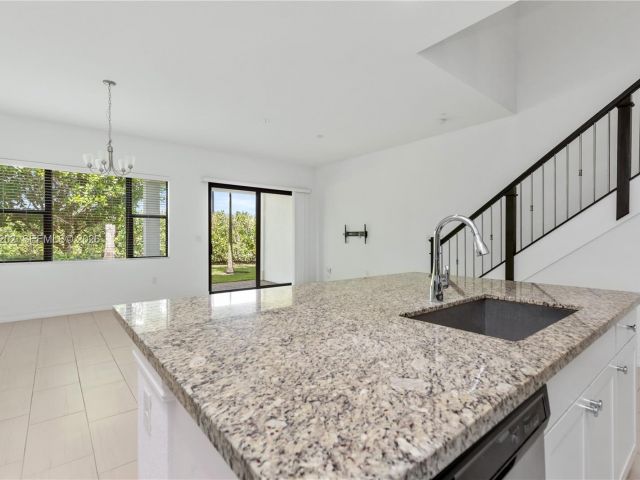 Дом в аренду по адресу 11524 SW 16th St - фото 7528819