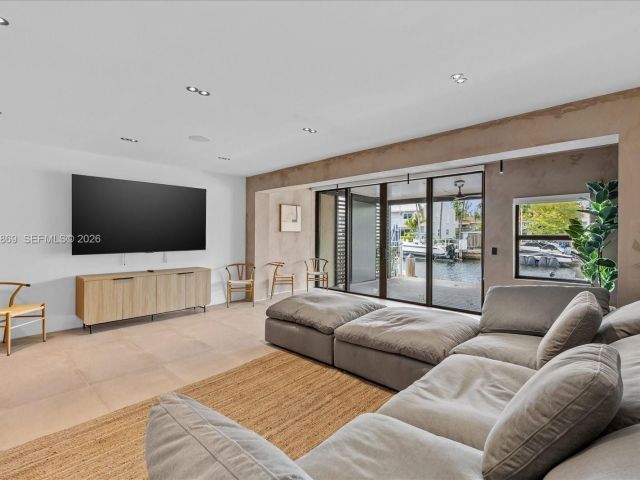 Дом в аренду по адресу 3786 NE 167th St 49 - фото 7529155