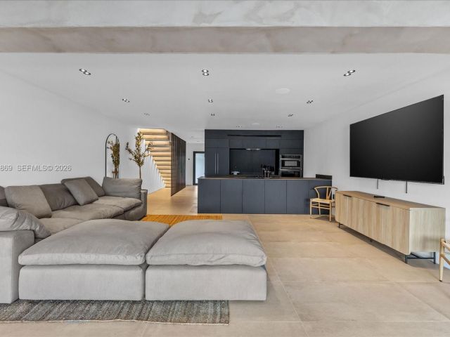 Дом в аренду по адресу 3786 NE 167th St 49 - фото 7529157