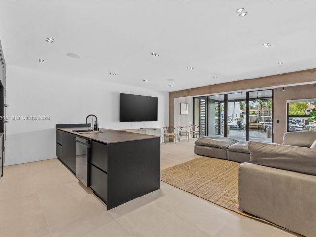 Дом в аренду по адресу 3786 NE 167th St 49 - фото 7529158