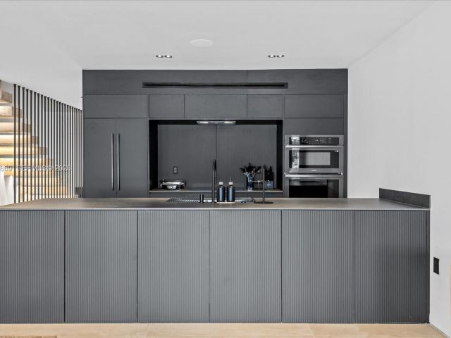 Дом в аренду по адресу 3786 NE 167th St 49 - фото 7529160