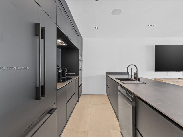 Дом в аренду по адресу 3786 NE 167th St 49 - фото 7529161