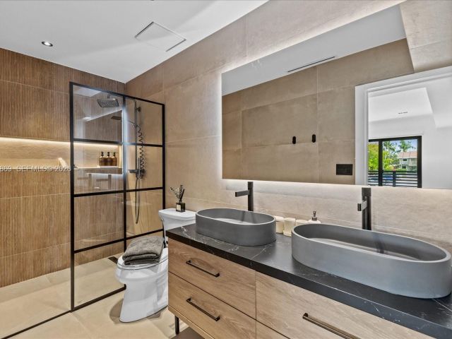 Дом в аренду по адресу 3786 NE 167th St 49 - фото 7529165