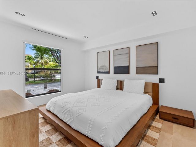 Дом в аренду по адресу 3786 NE 167th St 49 - фото 7529167