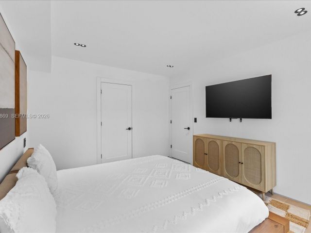 Дом в аренду по адресу 3786 NE 167th St 49 - фото 7529170