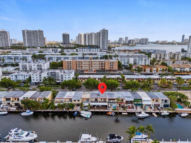 Дом в аренду по адресу 3786 NE 167th St 49 - фото 7529171