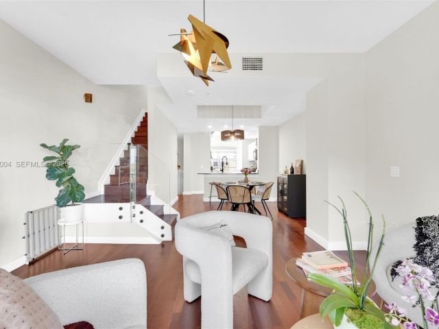 Продажа дома по адресу 738 NE 90th St 207 - фото 7529733