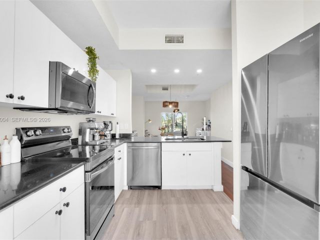 Продажа дома по адресу 738 NE 90th St 207 - фото 7529736